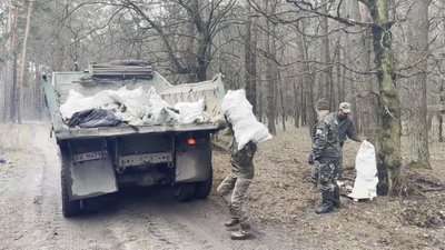 На Хмельниччині виявили сміттєзвалище у лісі На Хмельниччині виявили сміттєзвалище у лісі