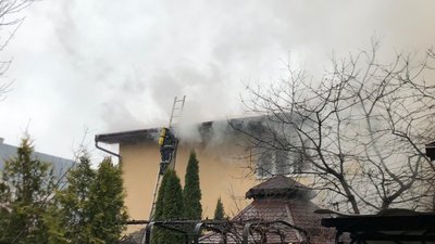 Прикарпатські надзвичайники врятували на пожежі 12-річну дівчинку Прикарпатські надзвичайники врятували на пожежі 12-річну дівчинку
