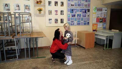 Як пройшло 1 вересня у школі в Чернігові, куди перевели дітей з двох розбомблених росіянами Як пройшло 1 вересня у школі в Чернігові, куди перевели дітей з двох розбомблених росіянами