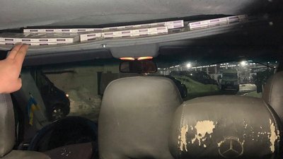 На Львівщині митники знайшли в обшивці мікроавтобуса понад 1700 пачок сигарет