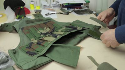 У Вінниці виготовляють жилети під бронепластини для тероборони та ЗСУ