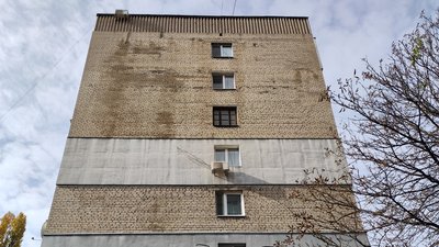 Через пориви труб мешканці багатоповерхівки у Дніпрі опинилися без опалення та електропостачання