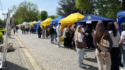 Понад 40 підприємств взяли участь у "Ярмарку вакансій" в Ужгороді Понад 40 підприємств взяли участь у "Ярмарку вакансій" в Ужгороді