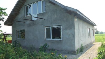 Дачний будинок, неподалік якого також впав уламок ракети. Там вибило скло у вікнах. Дачний будинок, неподалік якого також впав уламок ракети. Там вибило скло у вікнах.