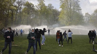 У Брюсселі силовики водометами та газом розігнали вечірку проти локдауну У Брюсселі силовики водометами та газом розігнали вечірку проти локдауну