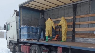 Завантаження хімікатів для вивозу Завантаження хімікатів для вивозу