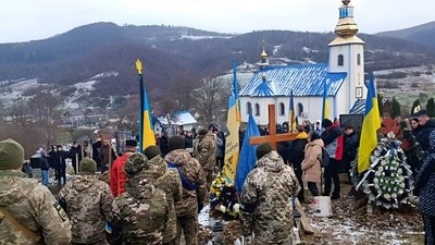 На Закарпатті попрощалися із полеглим захисником Володимиром Кушніром На Закарпатті попрощалися із полеглим захисником Володимиром Кушніром