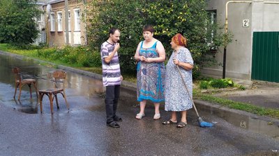 У Кропивницькому другу добу з-під асфальту тече вода. Хто платитиме за втрати У Кропивницькому другу добу з-під асфальту тече вода. Хто платитиме за втрати