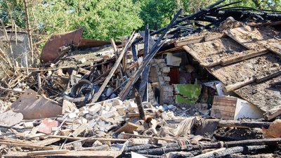 Наслідки обстрілу Київського району Харкова: фото з місця події Наслідки обстрілу Київського району Харкова: фото з місця події