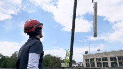 Альпініст з Польщі допомагає харківським рятувальникам розчищати завали — відео