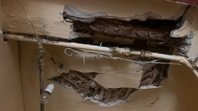 Підняв дах та розширив площу. У Чернівцях в аварійному будинку самовільно розпочали будівництво Підняв дах та розширив площу. У Чернівцях в аварійному будинку самовільно розпочали будівництво