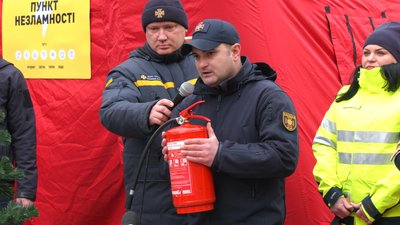 Не гасіть ялинку водою. Прикарпатські рятувальники розповіли про правила безпеки під час новорічних святкувань