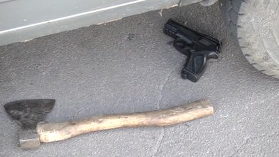 З сокирою та пістолетом: у Прилуках чоловік напав на комунальників, що прийшли прибрати сміття