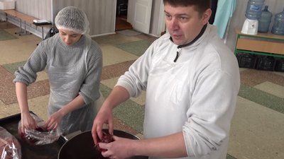 Сотня педагогів черкаської школи готує напівфабрикати та готові страви для бійців Сотня педагогів черкаської школи готує напівфабрикати та готові страви для бійців