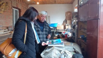 На Житомирщині переселенець із Бучанського району створює сувенірні тарілки на патріотичну тематику На Житомирщині переселенець із Бучанського району створює сувенірні тарілки на патріотичну тематику