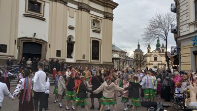 В Івано-Франківську водили великодні гаївки біля Архікатедрального собору УГКЦ В Івано-Франківську водили великодні гаївки біля Архікатедрального собору УГКЦ