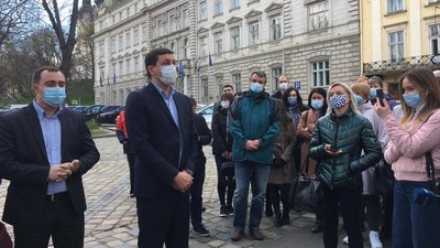 У Львові працівники екстреної медичної допомоги вийшли на акцію протесту