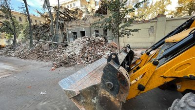 Наслідки удару РФ поблизу будівлі Харківської ОДА 28 серпня: фоторепортаж