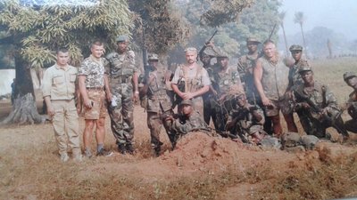 У Сьєрра-Леоне разом із представниками інших країн, 2002 рік У Сьєрра-Леоне разом із представниками інших країн, 2002 рік