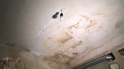 "Підставляю відра": у багатоповерхівці у Полтаві після ремонту даху вода продовжує текти в оселі