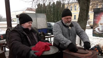 Годують людей шашликом та пловом: історія сім’ї Дегтярів, які переїхали з Луганщини на Новгород-Сіверщину