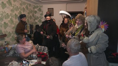 Учасники колективу "Співанка" колядують у Рівному