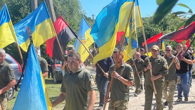 Похоронна процесія за Олегом Чипчуром
