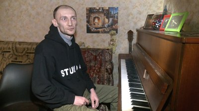"Друзі пішли служити, а я, виходить, “відкосив” таким чином". Історія запоріжця, який попри хворобу грає на піаніно