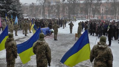 На площі перед ОДА з загиблим прощалися полтавці На площі перед ОДА з загиблим прощалися полтавці