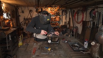 Мініатюрну техніку зі старих швейних машинок виготовляє майстер з Рівненщини Євгеній Сак Мініатюрну техніку зі старих швейних машинок виготовляє майстер з Рівненщини Євгеній Сак