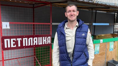 У Дніпрі напередодні поминальних днів торгують штучними квітами. Що кажуть продавці та про яку небезпеку говорить еколог У Дніпрі напередодні поминальних днів торгують штучними квітами. Що кажуть продавці та про яку небезпеку говорить еколог