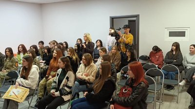 Гендер для всіх: у Тернополі студенткам розповіли, як долати стереотипи Гендер для всіх: у Тернополі студенткам розповіли, як долати стереотипи