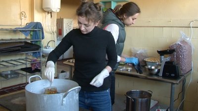 Черкаські волонтери виготовили для військових енергетичні батончики Черкаські волонтери виготовили для військових енергетичні батончики