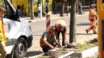 У Житомирі на вулиці Покровській комунальники розпочали ремонт тротуарів У Житомирі на вулиці Покровській комунальники розпочали ремонт тротуарів