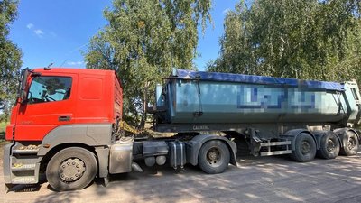 Під Житомиром зупинили вантажівки з піском без документів Під Житомиром зупинили вантажівки з піском без документів