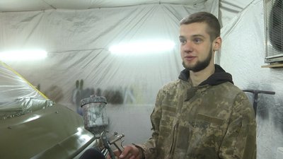 Валентин Третяк з Хмельницького пофарбував 12 автівок для військових Валентин Третяк з Хмельницького пофарбував 12 автівок для військових