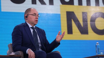 Масове тестування, затримки з вакцинами та маніпуляції у ЗМІ – експерти про рік роботи Степанова