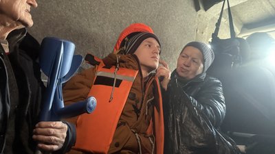Богдан з бабусею евакуюються з Миколаївки Донецької області
