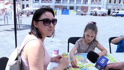 На День Конституції у Житомирі працювало містечко народних ремесел із майстер-класами На День Конституції у Житомирі працювало містечко народних ремесел із майстер-класами