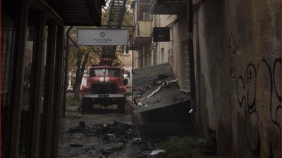 У центральній частині Луцька пожежа в житловому будинку. Рух вулицею перекрили У центральній частині Луцька пожежа в житловому будинку. Рух вулицею перекрили