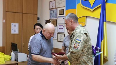 У Житомирі родинам загиблих військових передали державні нагороди У Житомирі родинам загиблих військових передали державні нагороди