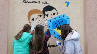 Будівлю кропивницької гімназії розмальовують патріотичними малюнками Будівлю кропивницької гімназії розмальовують патріотичними малюнками