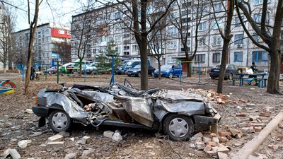 Згоріла автівка після обстрілу РФ, Донецька область Згоріла автівка після обстрілу РФ, Донецька область