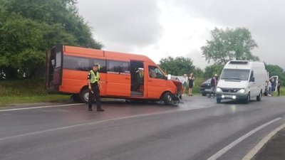 На Львівщині зіткнулися мікроатобус та авто: 11 людей отримали травми На Львівщині зіткнулися мікроатобус та авто: 11 людей отримали травми