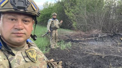 "Це — дуже болюча передача". На прохання матері воїн знайшов на полі бою речі сина Василя Стефанишина та передав родині "Це — дуже болюча передача". На прохання матері воїн знайшов на полі бою речі сина Василя Стефанишина та передав родині