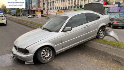 У Запоріжжі водій тікав від поліції і врізався у відбійник