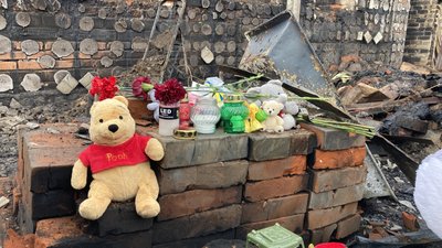 Іграшки та квіти біля згорілого дому загиблої родини в Харкові Іграшки та квіти біля згорілого дому загиблої родини в Харкові