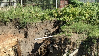 Наслідки негоди в Одесі: у жителів приватного сектору город провалився у катакомби