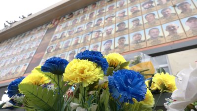 Фотостенд загиблих героїв на Театральному майдані у Луцьку