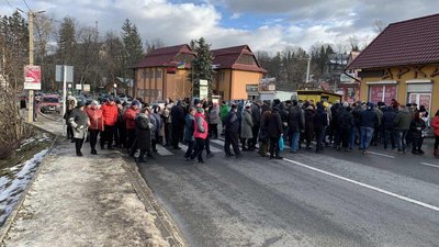 У Микуличині перекрили дорогу - громада протестує проти об’єднання в Яремчанську ОТГ